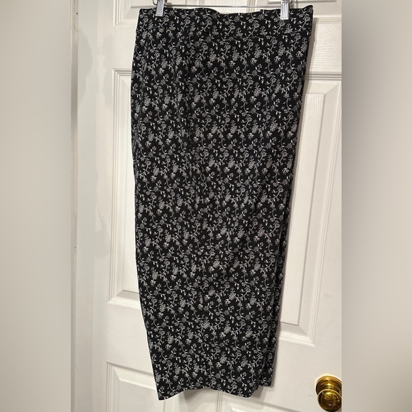 Avenue Plus Size 32 Black  Floral Print Pull On 4 Way Stretch Capri Pants - Picture 1 of 6